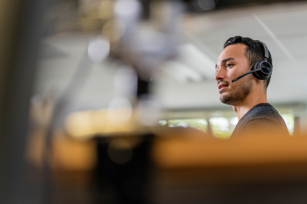 Poly Voyager 4320 UC Stereo USB-A Headset +BT700 USB-A Adapter +Charging Stand - Image 12