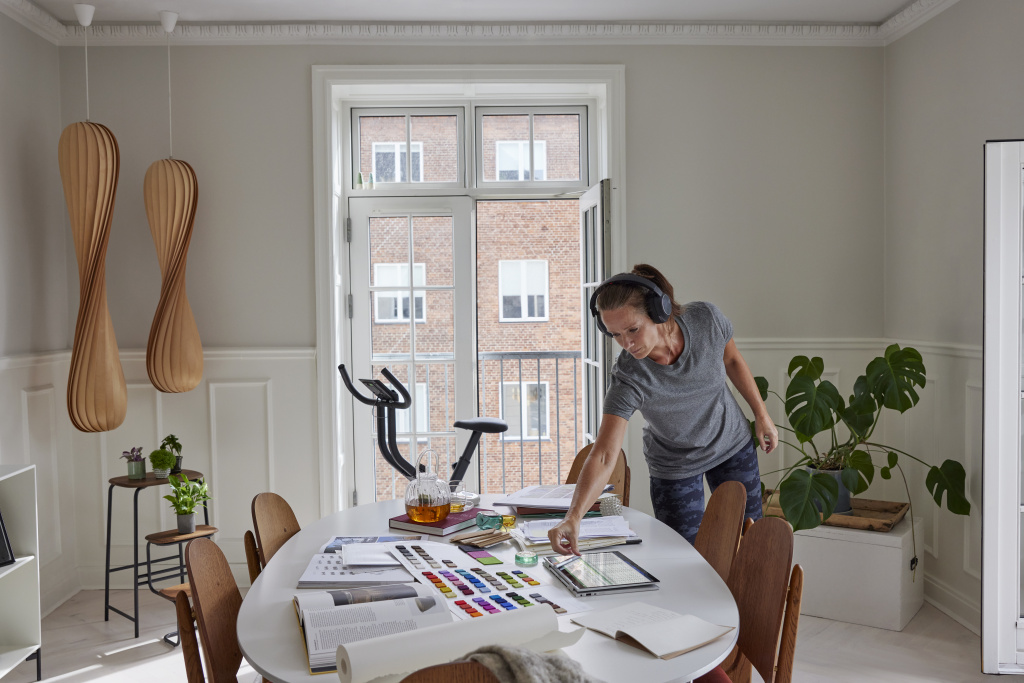 HP Poly Voyager Surround 85 UC USB-C Headset +USB-C/A Adapter +Charging Stand - Image 4