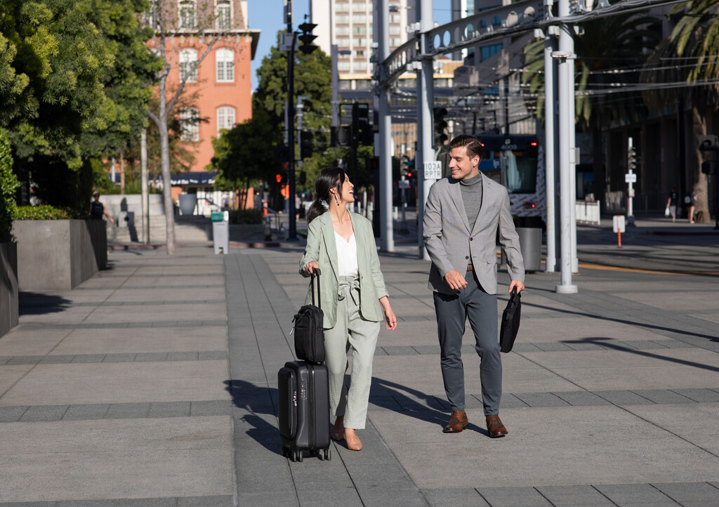 HP Renew Business 14.1-inch Laptop Bag - Image 9