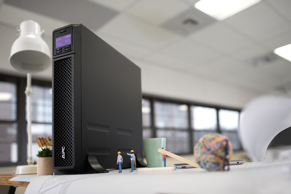 APC Smart-UPS On-Line, 1500VA/1500W, Tower, 230V, 6x C13 IEC outlets, SmartSlot, Extended runtime, W/O rail kit - Image 4